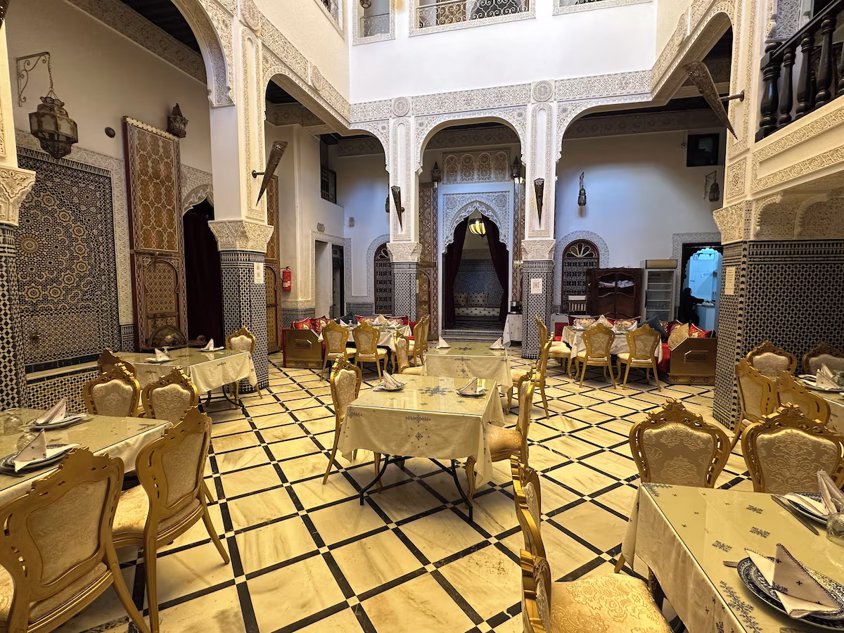 Patio central du Riad Fès Bab Rcif avec salon marocain, zelliges et arcades mauresques